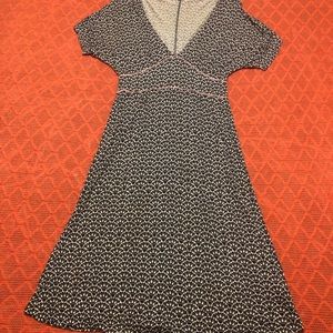Short Sleeve Midi Dress in Gray Art Deco Pattern